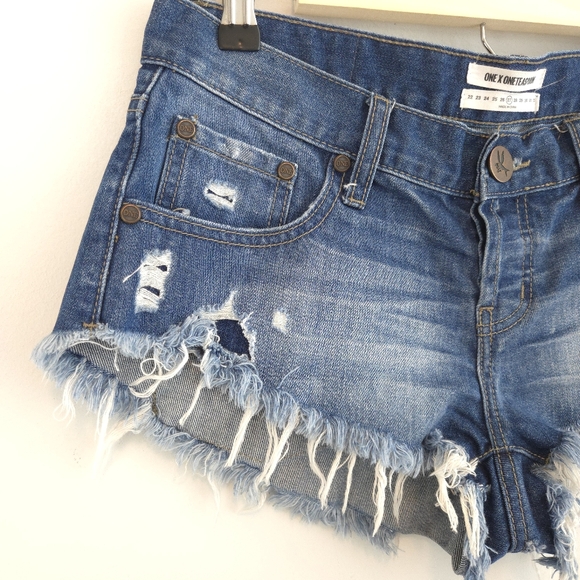 One Teaspoon Bonitas Low Waist Medium Rise Button Fly Raw Curved Hem Jean Shorts - Picture 2 of 11